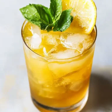 Whiskey Smash: Refreshing Twist on a Classic Cocktail 10 Whiskey Smash